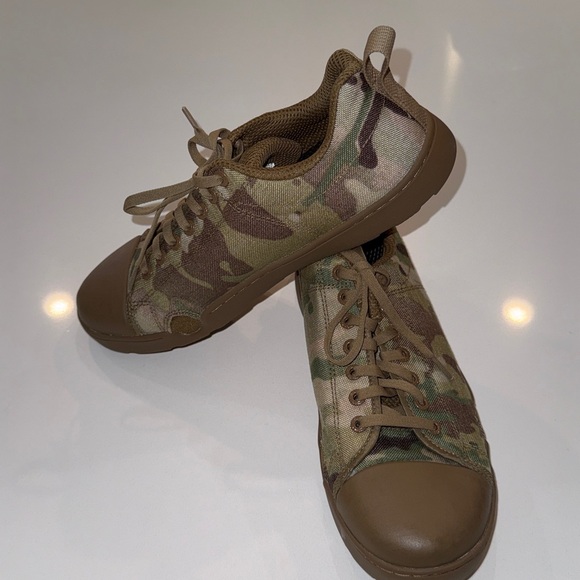 Altama Maritime Assault Low boots in a MultiCam camouflage pattern. Size 9.5W - Picture 3 of 9